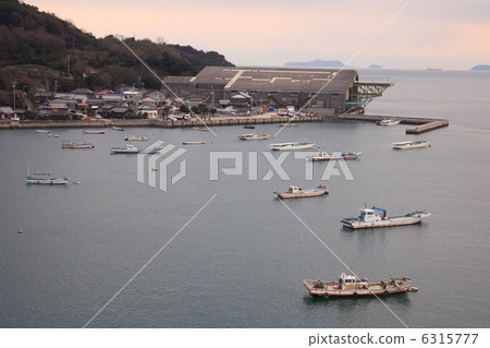 水面 小島 寧靜的 6315777