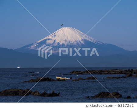 Fishing boat and Mt. Fuji 6317251
