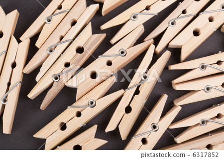 Wooden clothespins  6317852