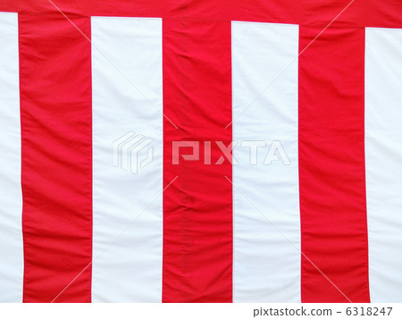 紅色和白色的窗簾 6318247