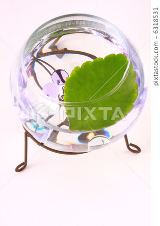 Marbles and mother leaves in a round vase (white background) 6318531
