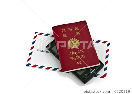 護照和航空郵件信封和智能手機 6320319