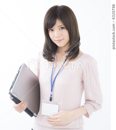 有膝上型計算機和少婦的女商人 有膝上型計算機和少婦的女商人 6320786