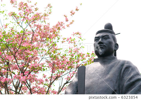 Takashi Ashikaga statue and dogwood 6323854