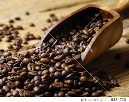 Wood scoop and coffee beans 6324730