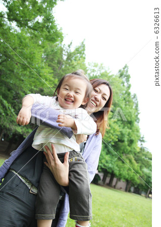母親和孩子在公園裡玩 6326613