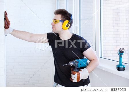 Man worker with drill 6327053
