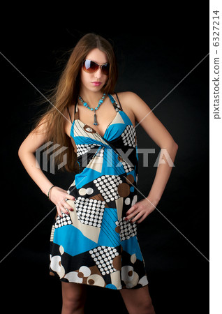 Beautiful woman in fashion sunglasses 6327214