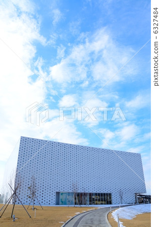 Kanazawa Umi Mirai Library, daytime exterior [vertical] 6327484