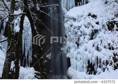 Winter noodle waterfall in winter 6327572
