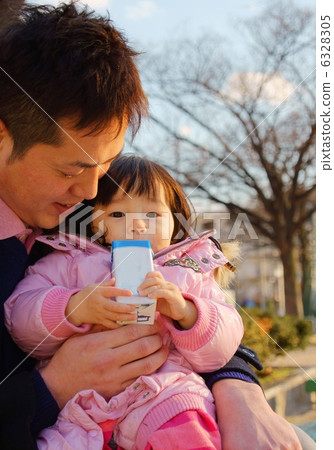 Feeling Good in Papa's Arm Feeling Good in Papa's Arm 6328305