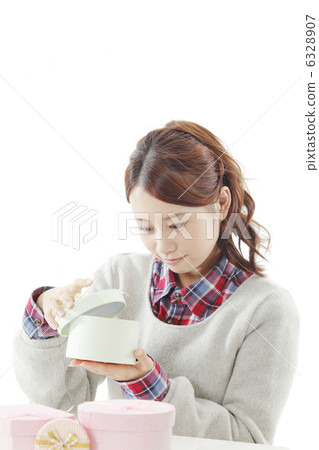 A woman who can open a gift 6328907