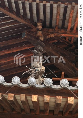 支撐Kanpo屋頂的龍柱 6329129