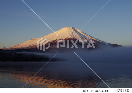 紅富士和晨霧 紅富士和晨霧 6329988