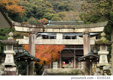 Ina waves shrine 6330183