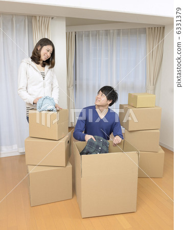 年輕夫婦搬家 6331379