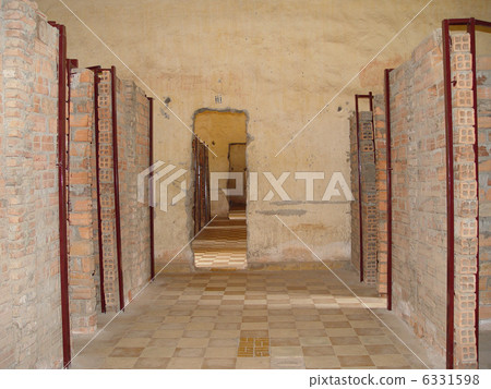 在B大樓2樓（柬埔寨金邊）的Tourslane種族滅絕博物館“遊覽酒窖” 6331598