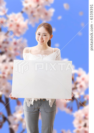 有一個白板和櫻桃樹的一名婦女 有一個白板和櫻桃樹的一名婦女 6339391