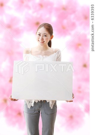 有一個白板和櫻桃樹的一名婦女 有一個白板和櫻桃樹的一名婦女 6339393
