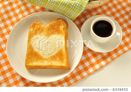 Heart-patterned toast 6339435