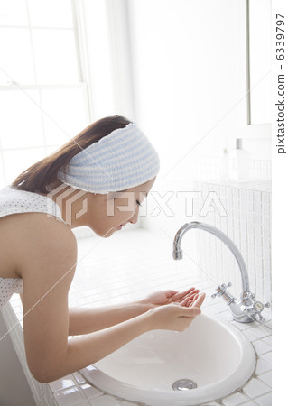 Women in the bathroom 6339797