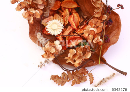 Flower arrangement of potpourri and dried flowers (white background) 6342276