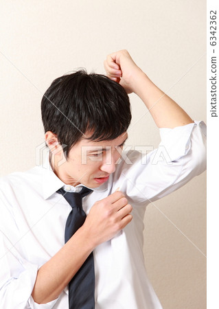 A businessman who is afraid of the smell of the shirt 6342362