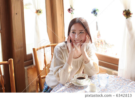Women who drink coffee at a cafe Women who drink coffee at a cafe 6342813