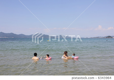 Sea with family! 6343964