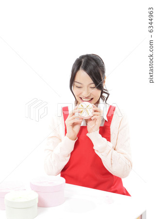 While preparing gifts for her husband, exciting new wife While preparing gifts for her husband, exciting new wife 6344963