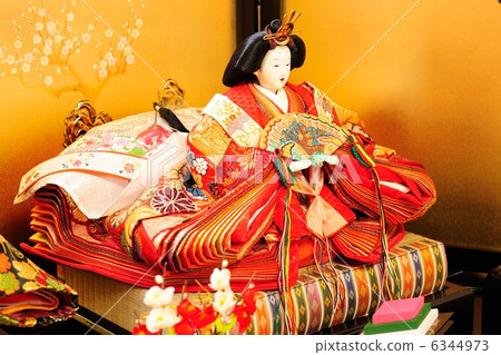 Female chicks 6344973