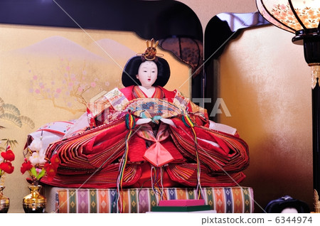 Female chicks 6344974