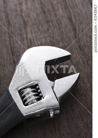 在五穀背景的一把活動扳手 在五穀背景的一把活動扳手 6348667