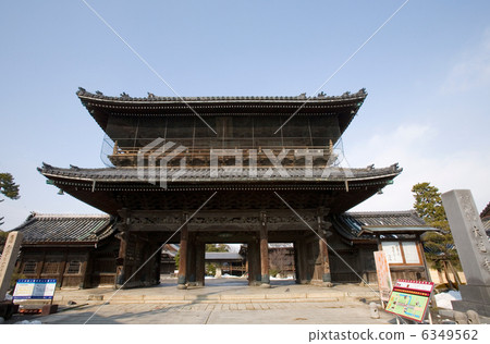 在長浜滋賀縣的大通寺山門 6349562