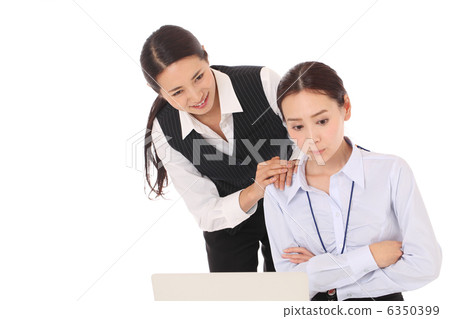 Senior who encourages women suffering from work Senior who encourages women suffering from work 6350399