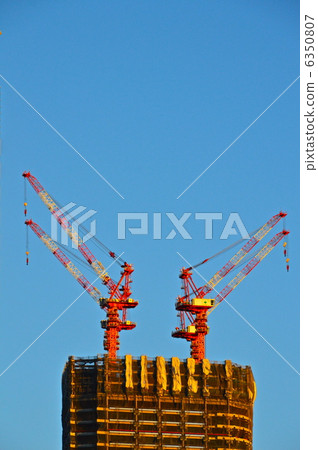 建築和起重機正在建設中（Dorihori Dori / Akasaka Minato-ku，Tokyo） 6350807