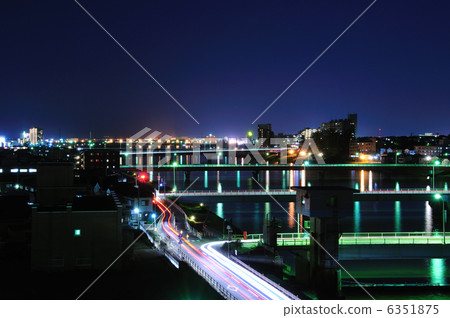 橫渡在sekiya潛水夜視圖的橋樑 橫渡在sekiya潛水夜視圖的橋樑 6351875