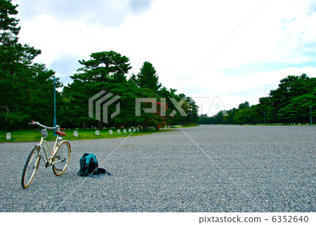 Kyoto gyoen and bicycle (Kyoto Ward, Kyoto City) 6352640