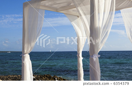 Beach Paradise With Cabanas 6354379