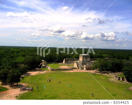 從El Castillo的看法在奇琴伊察 從El Castillo的看法在奇琴伊察 6354425