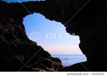 Horseback cave 6354432