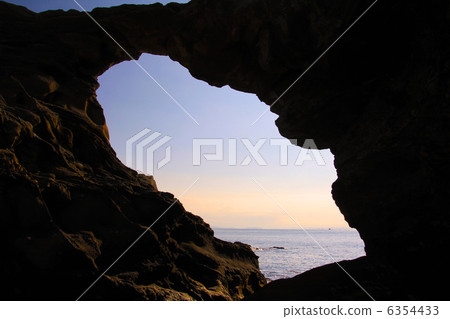 Horseback cave 6354433