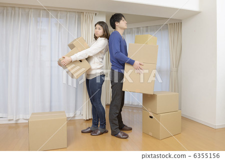 搬出與惱怒的面孔的年輕夫婦 搬出與惱怒的面孔的年輕夫婦 6355156