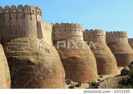 wall of kumbhalgarh fort wall of kumbhalgarh fort 6355295