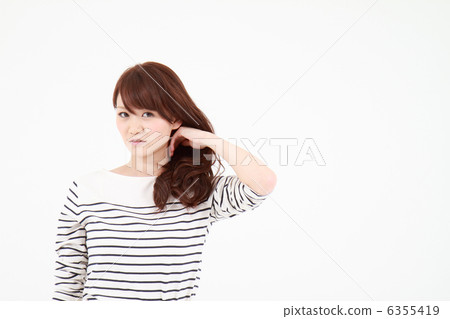 一個女人撫摸她的頭髮 一個女人撫摸她的頭髮 6355419