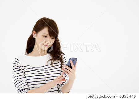 一個年輕的女人，聽聽音樂 6355446