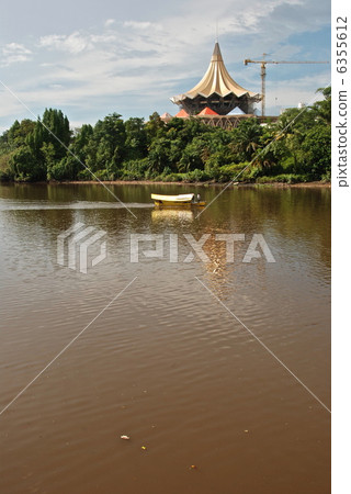 砂拉越河和砂拉越州議會大廈（右中）（古晉/東馬來西亞，婆羅洲） 6355612