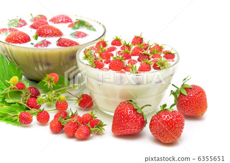 Garden strawberries and wild strawberries on a white background Garden strawberries and wild strawberries on a white background 6355651