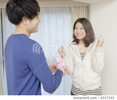 給與微笑的一個少婦一件禮物 6357293