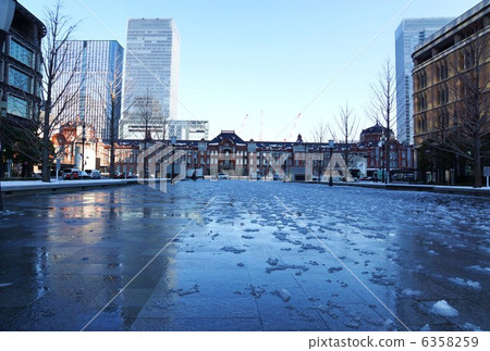 東京的雪·2013.1.15東京站丸之內站房間拉水平位置·日葵街融雪 6358259